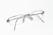 金属眼镜框紧怎么调松，金属眼镜框太紧怎么调